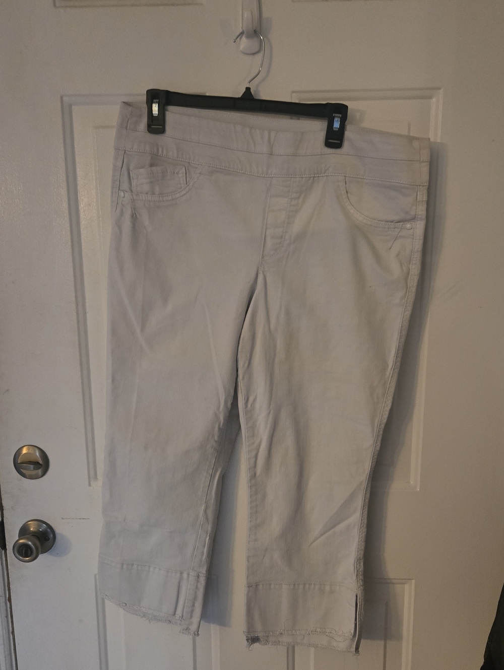 Democracy Light White Cropped Capris with Raw Hem